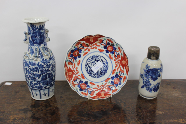 A 19TH CENTURY CHINESE BLUE AND WHITE VASE, 25cm in height; an antique Japanese blue and white