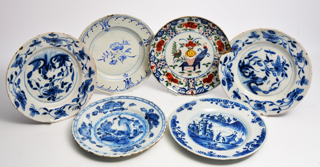 A PAIR OF 18TH CENTURY DUTCH DELFTWARE PLATES decorated with birds resting amongst flowers, 22.5cm