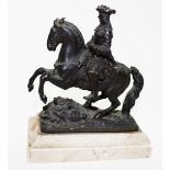 AN EARLY 19TH CENTURY BRONZE FIGURE of a man in armour and feathered hat on a rearing horse,