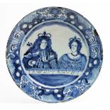 A LATE 18TH CENTURY DUTCH DELFTWARE CHARGER decorated with a portrait of King William III and
