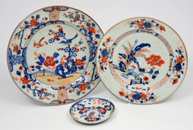 AN 18TH CENTURY CHINESE IMARI PORCELAIN PLATE decorated with stylised foliage and exotic birds, 26cm