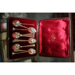 A CASED SET OF SIX SILVER TEA SPOONS from the Gold & Silversmiths Company together with six