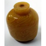 AN OLD CHINESE YELLOW GLASS SNUFF BOTTLE,  6cm high