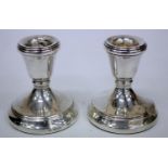 A PAIR OF PAYNE & SON SMALL SILVER CANDLESTICKS, each 8cm high