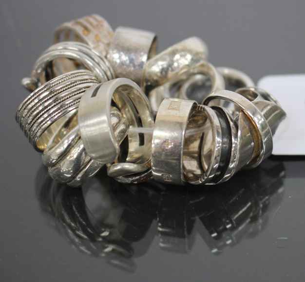 A GROUP OF SILVER RINGS and further various rings (17)