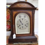 AN EARLY 20TH CENTURY MAHOGANY CASED MANTLE CLOCK with decorative boxwood inlay to the arching case,