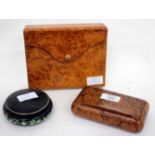 AN EARLY 20TH CENTURY BURR WOOD TOBACCO OR SNUFF BOX with a tortoise shell lining, 14cm wide and a