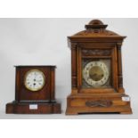 A LATE 19TH / EARLY 20TH CENTURY OAK CASED MANTLE CLOCK the silvered dial with Arabic numerals,