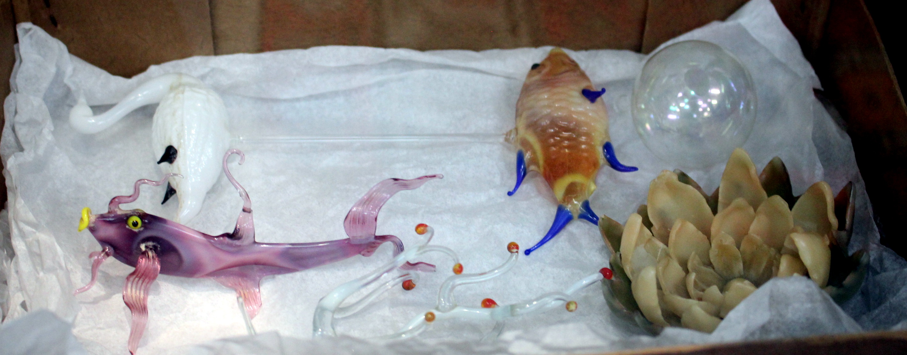 A SMALL QUANTITY OF 'FRIGGER' ORNAMENTAL GLASS FISH / MODEL AQUARIUM to include a purple fish