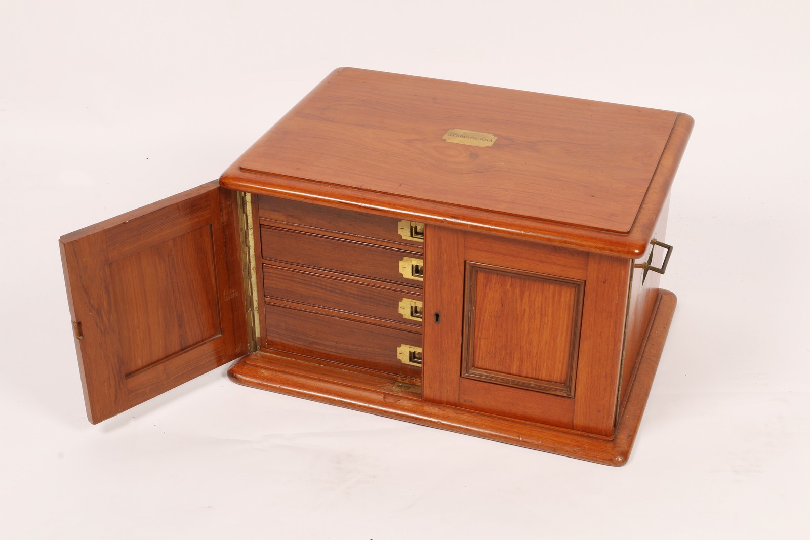 A LATE VICTORIAN POLISHED WOODEN CUTLERY BOX, the interior fitted four drawers with inset brass