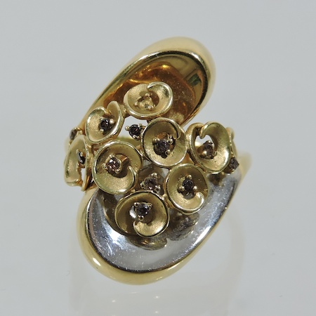 An 18 carat gold two colour gem set ring,