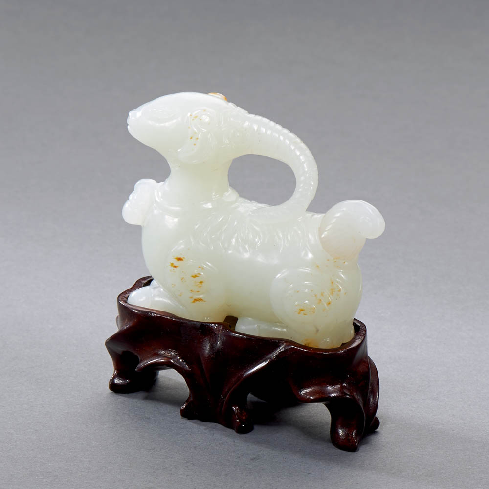 A CHINESE WHITE AND RUSSET JADE HORNED BEAST SNUFF BOTTLE - Image 2 of 5