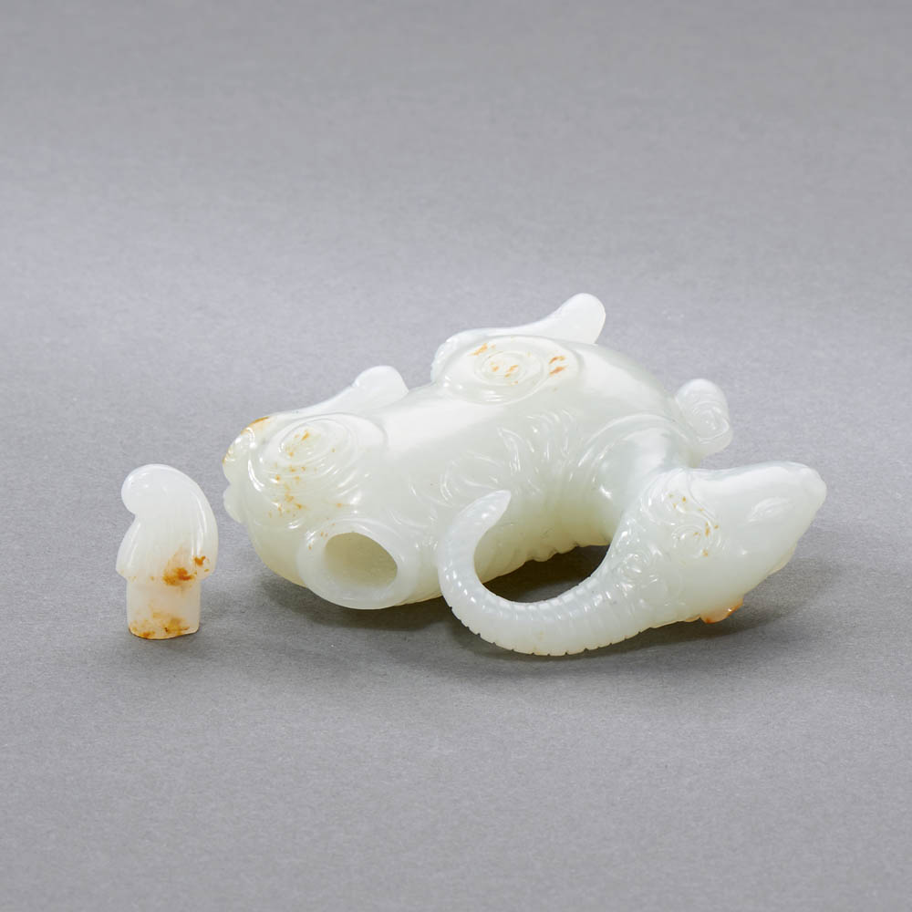 A CHINESE WHITE AND RUSSET JADE HORNED BEAST SNUFF BOTTLE - Image 5 of 5