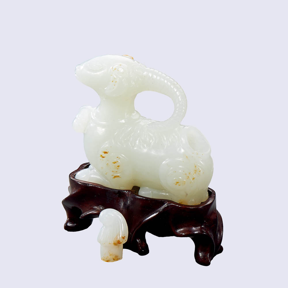 A CHINESE WHITE AND RUSSET JADE HORNED BEAST SNUFF BOTTLE - Image 3 of 5