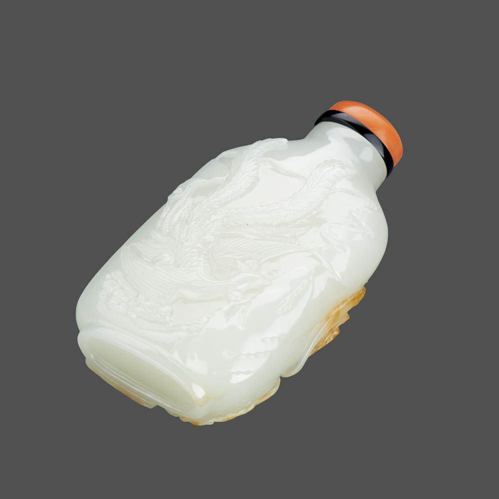 A CHINESE WHITE AND RUSSET JADE 'DRAGON AND PHOENIX' SNUFF BOTTLE - Image 2 of 3