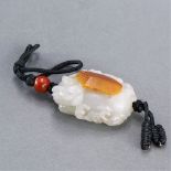 MING DYNASTY (1368-1644) A WHITE AND RUSSET JADE HORSE PENDANT L 4 cm. (1 5/8 in.) 明 白玉留皮巧雕「河圖洛書」
