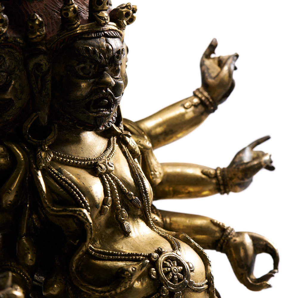 TIBETO-CHINESE, QING DYNASTY (1644-1911) A GILT-BRONZE FIGURE OF THREE FACED WITH SIX-ARMED - Image 6 of 6