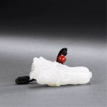 QING DYNASTY (1644-1911) A WHITE JADE CABBAGE PENDANT L 6.3 cm. (2 1/2 in.) 清 白玉「百財」