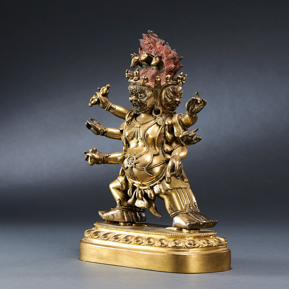 TIBETO-CHINESE, QING DYNASTY (1644-1911) A GILT-BRONZE FIGURE OF THREE FACED WITH SIX-ARMED - Image 2 of 6
