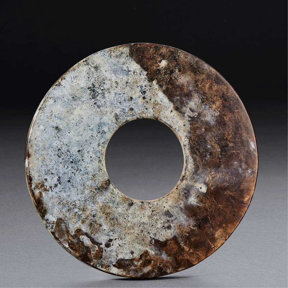HAN DYNASTY (206 BC-AD 220) AN UNEARTHED JADE DISC, BI D 15.6 cm. (6 in.) T 0.7 cm. 漢 生坑玉璧