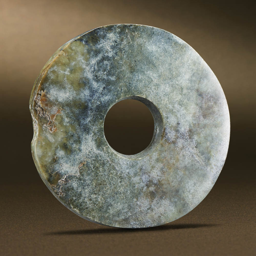 LIANGZHU CULTURE (CIRCA 3400-2250 BC) A LARGE JADE DISC, BI D 18.8 cm. (7 1/2 in.) T 2.2 cm. 良渚文化