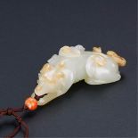 SONG DYNASTY (960-1279) A CARVED WHITE AND RUSSET JADE RECUMBENT DOG PENDANT L 7.4 cm. (2 7/8 in.) 宋