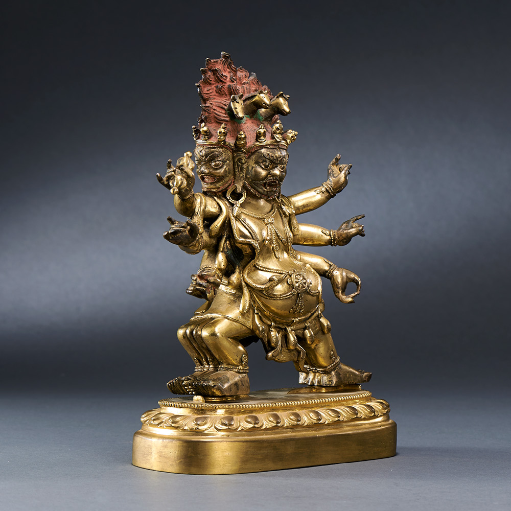 TIBETO-CHINESE, QING DYNASTY (1644-1911) A GILT-BRONZE FIGURE OF THREE FACED WITH SIX-ARMED - Image 3 of 6