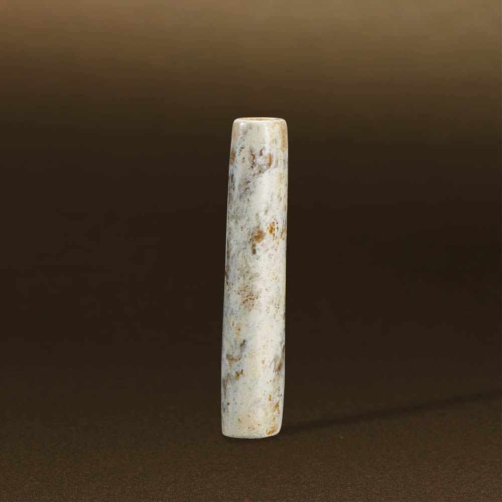 LIANGZHU CULTURE (CIRCA 3400-2250 BC) AN UNEARTHED JADE TRIANGULAR-PRISM TUBE L 7.5 cm. (3 in.) 良渚文化