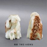 QING DYNASTY (1644-1911) A WHITE AND RUSSET JADE CARVING H 8 cm. (3 1/8 in.) 清 白玉留皮「鹿乳奉親」