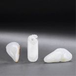 QING DYNASTY (1644-1911) A GROUP OF THREE WHITE JADE PENDANTS The largest: L 5.5 cm. (2 1/8 in.) 清