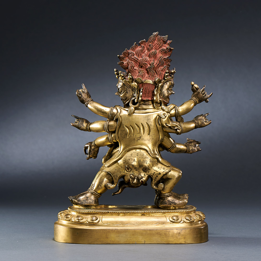 TIBETO-CHINESE, QING DYNASTY (1644-1911) A GILT-BRONZE FIGURE OF THREE FACED WITH SIX-ARMED - Image 4 of 6