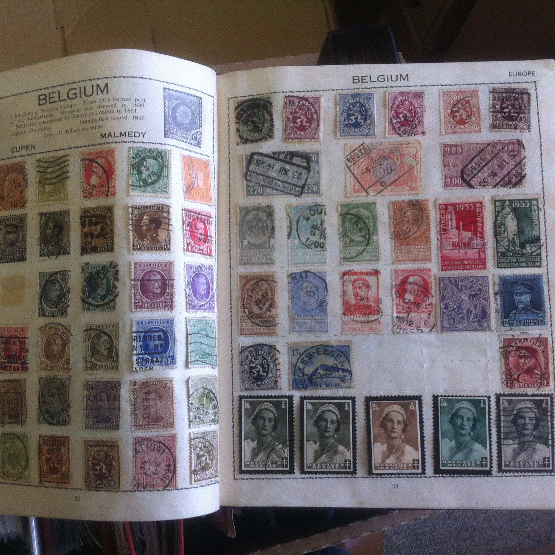 STAMPS : General collection in 12 albums/folders, including German covers, Airmail covers, - Image 3 of 5