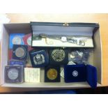 COINS : Box of mixed coins, including cased QEII crowns,
