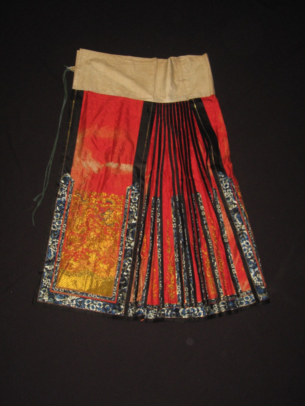 A CHINESE SILK LADY'S WEDDING ROBE AND SKIRT, MID 19TH CENTURY brocade silk robe, with embroidered - Image 2 of 3