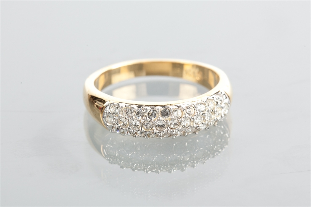 DIAMOND CLUSTER SET BAND with a rectangular section of pave set stones, unmarked