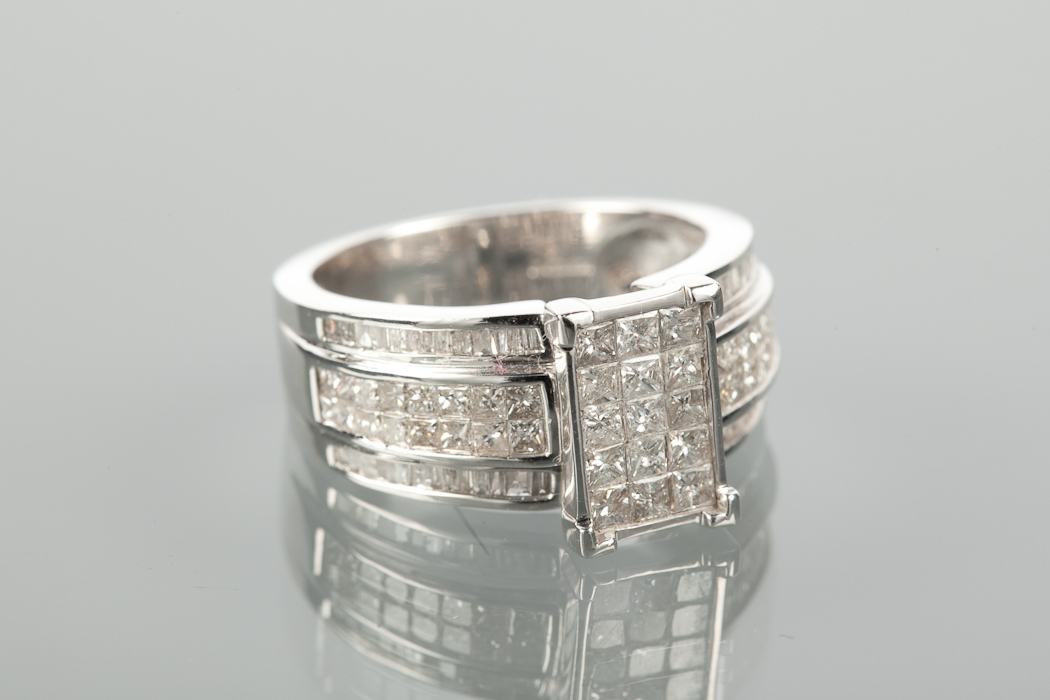 DIAMOND CLUSTER RING set with a rectangular cluster of princess cut diamonds, on princess and