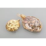 AGATE SET PENDANT in a gold nugget style mount, the agate with blue and red tones, unmarked; along
