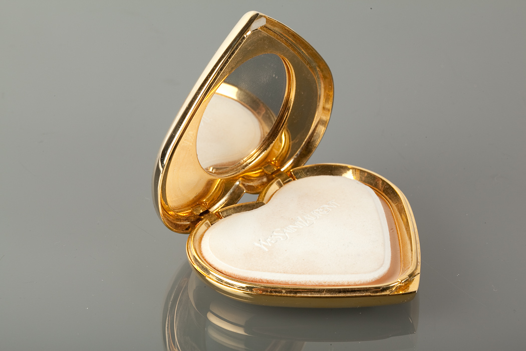 YVES SAINT LAURENT POWDER COMPACT of heart shaped form, the lid set with a large pink paste/plastic - Image 2 of 2