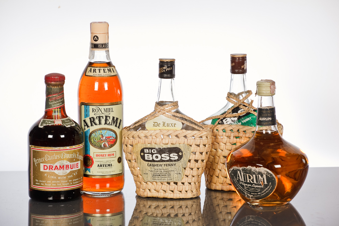 RON MIEL ARTEMI
Canary Island Honey Rum. 1 L, 22% volume.
BIG BOSS CASHEW FENNY
Goan Liqueur. 750ml,