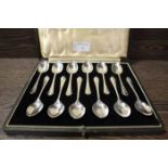 CASED SET OF TWELVE SILVER TEA SPOONS