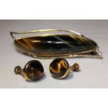 NINE CARAT GOLD TIGER'S EYE AGATE BROOCH