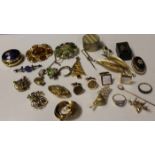 SELECTION OF GOLD AND COSTUME JEWELLERY