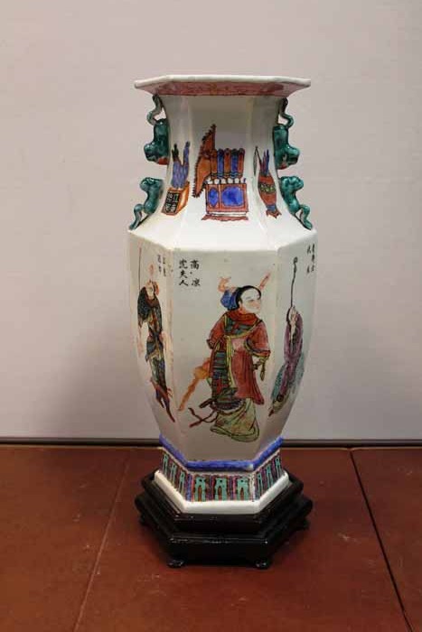 LARGE CHINESE FAMILLE ROSE VASE