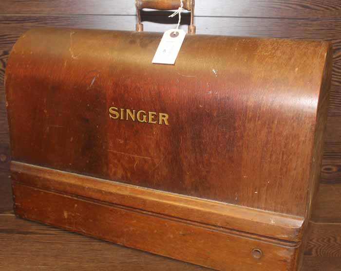 SINGER SEWING MACHINE 
in original case