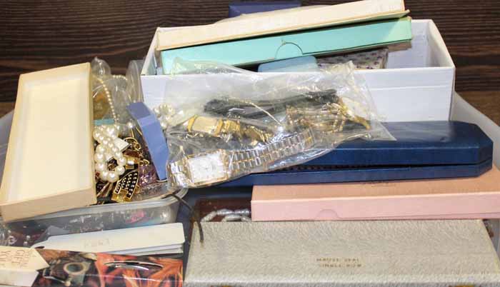 LARGE LOT OF COSTUME JEWELLERY
many items in boxes
(1 tray)