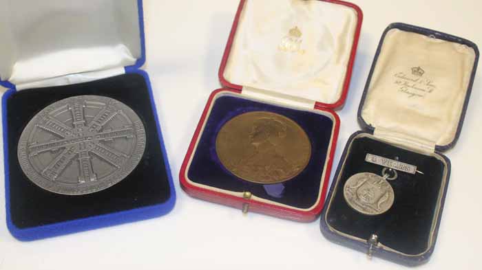 GROUP OF VARIOUS COMMEMORATIVE COINS AND MEDALLIONS 
including an Edward VII coronation coin