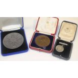 GROUP OF VARIOUS COMMEMORATIVE COINS AND MEDALLIONS 
including an Edward VII coronation coin