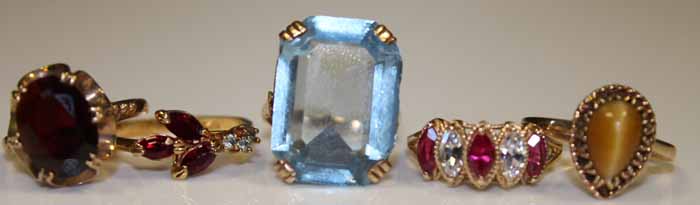 GROUP OF LATER 20TH CENTURY DRESS RINGS
including a large topaz dress ring and a garnet ring (5)