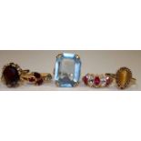 GROUP OF LATER 20TH CENTURY DRESS RINGS
including a large topaz dress ring and a garnet ring (5)