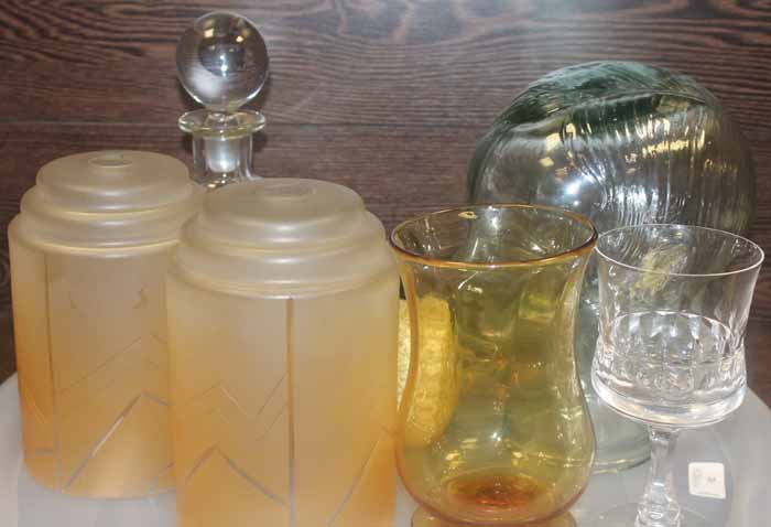 LOT OF VARIOUS GLASS WARE
including a pair of Art Deco light shades and a glass head,